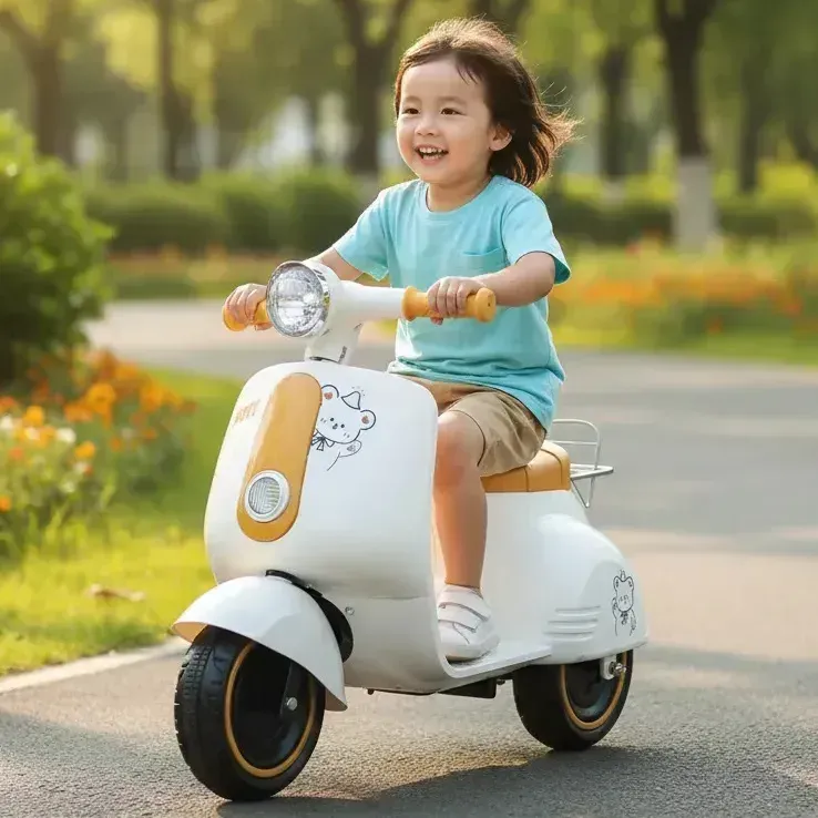 Triciclo Elétrico Infantil Scooter Motinho de Passeio 6v Lambreta Com Musicas Branco — foto 2 de 7
